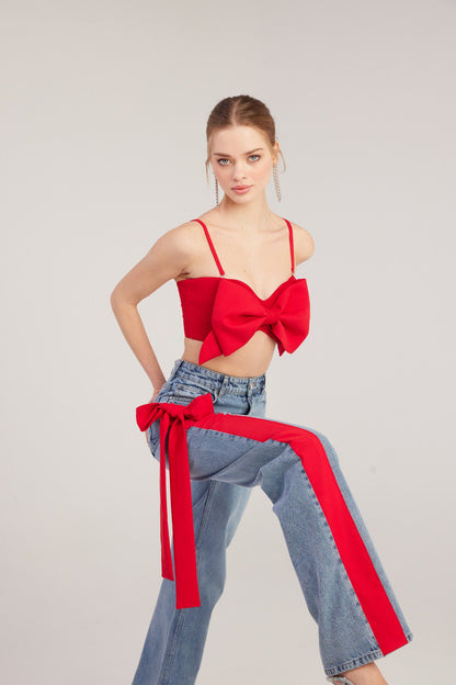Hochtaillierte Jeans mit Banddetails