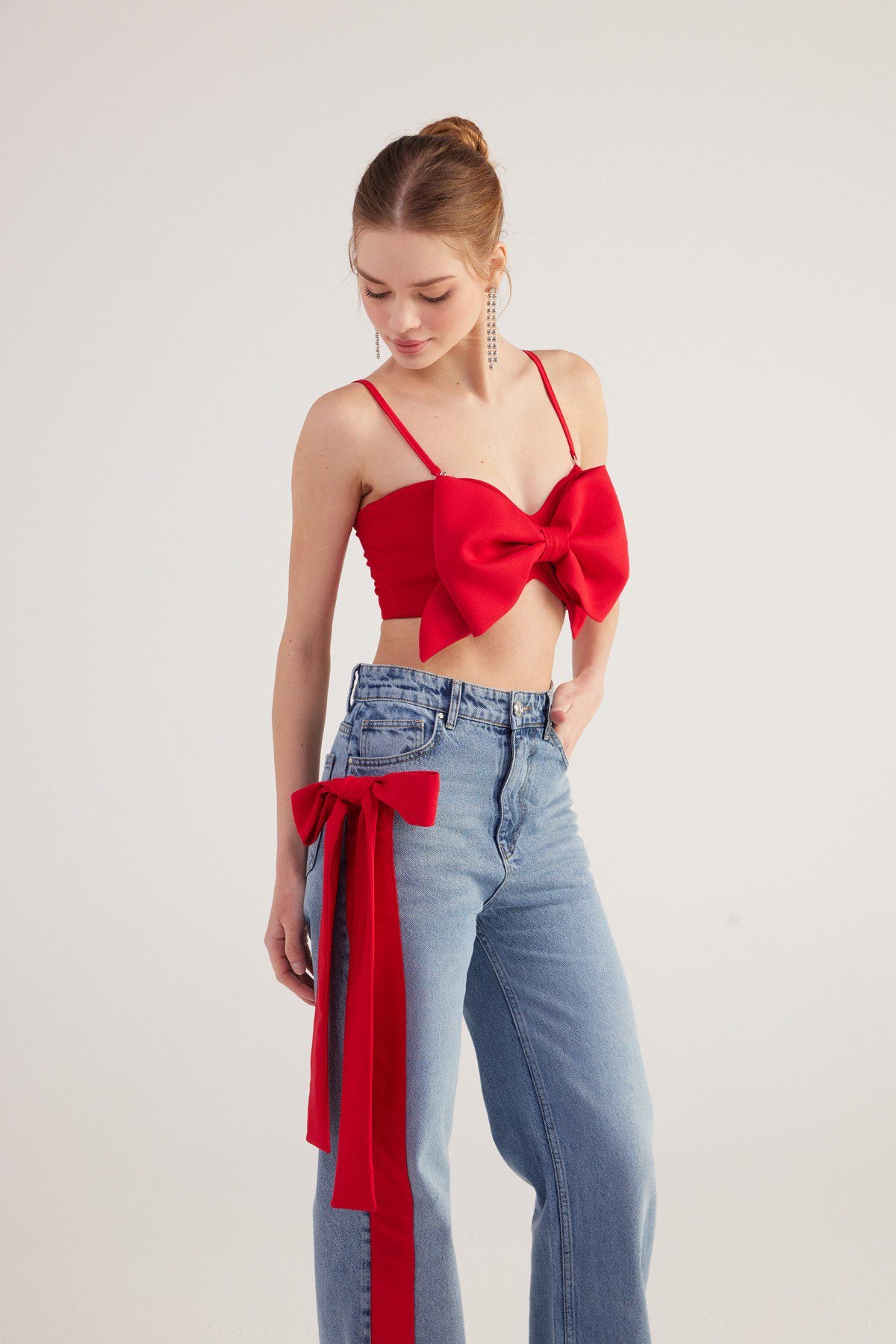 Hochtaillierte Jeans mit Banddetails