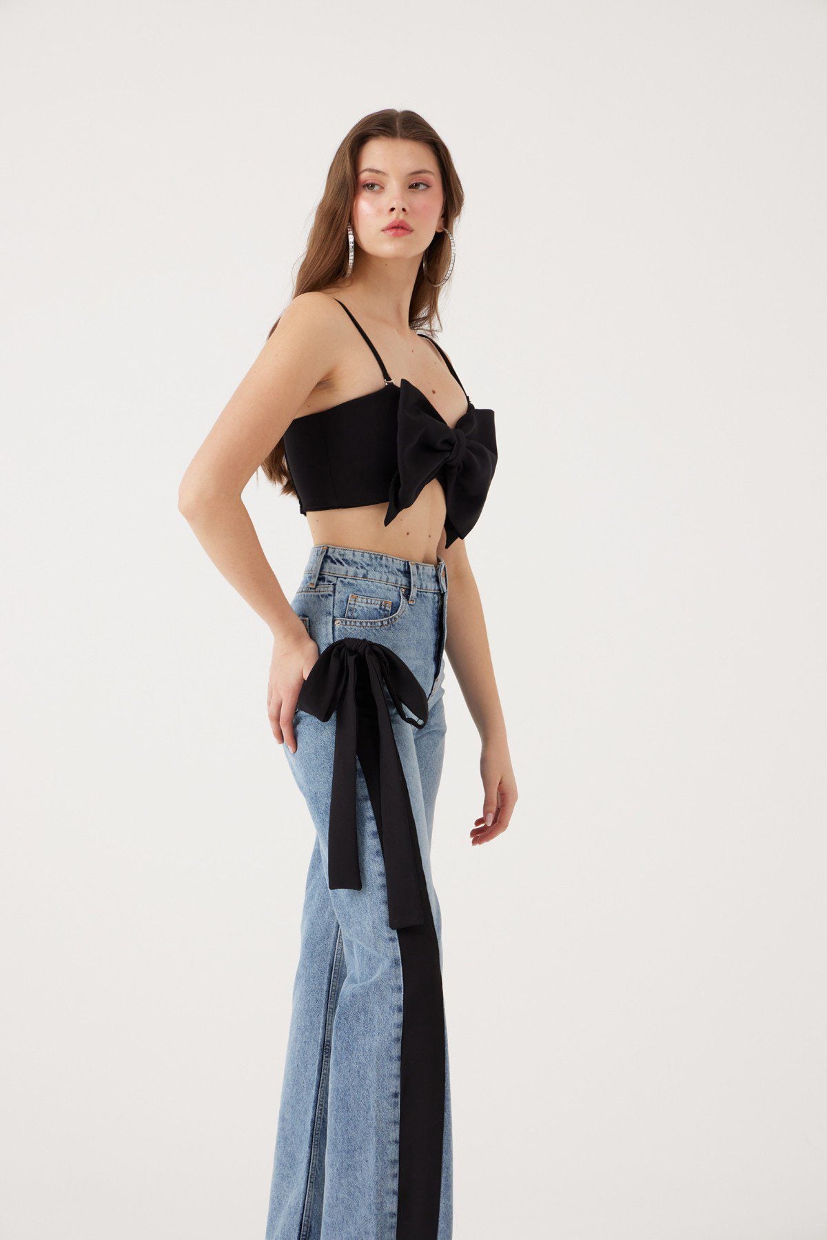 Hochtaillierte Jeans mit Banddetails