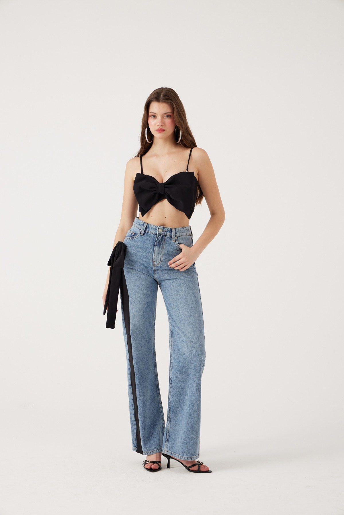 Hochtaillierte Jeans mit Banddetails