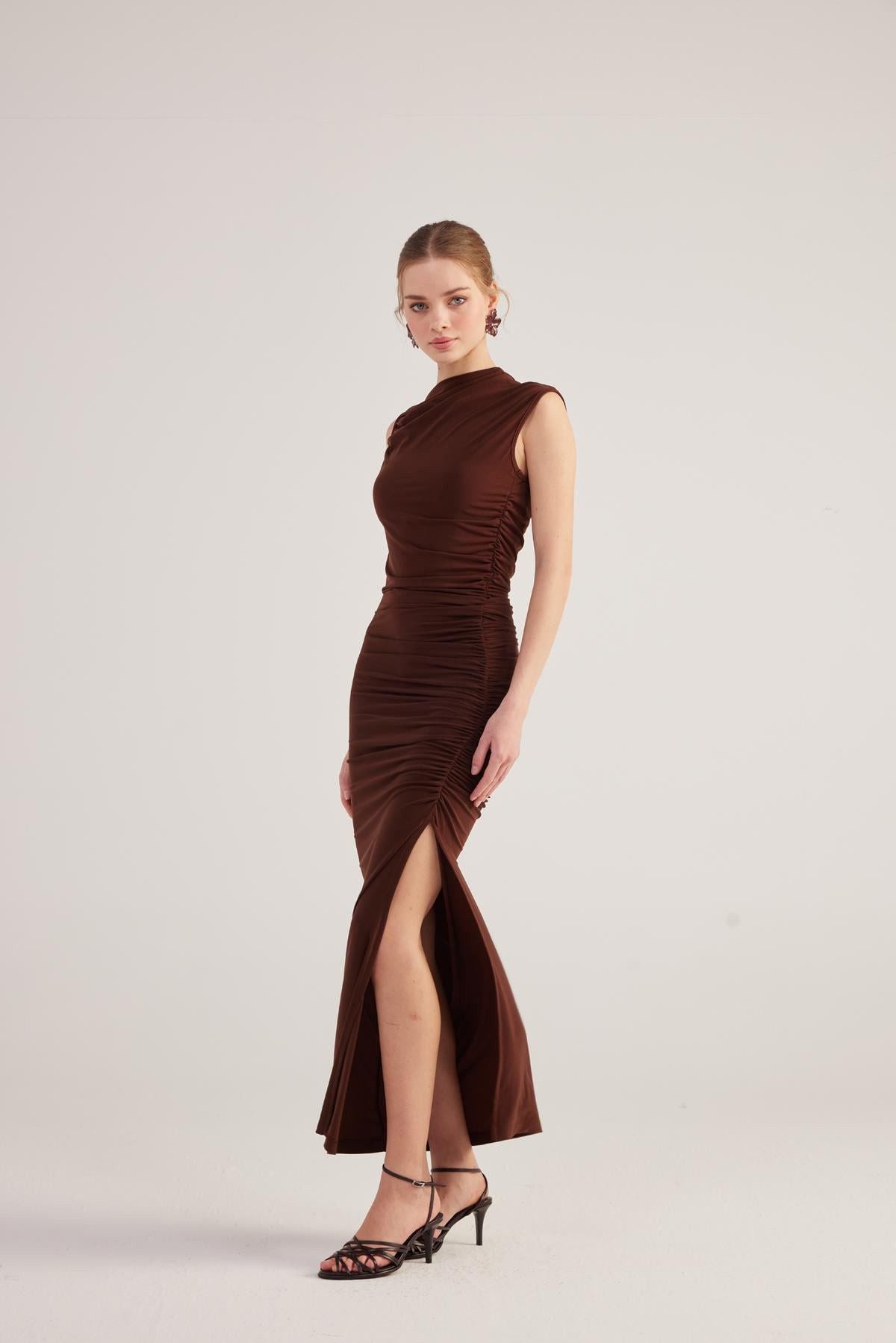Langes Lilienkleid mit Raffung
