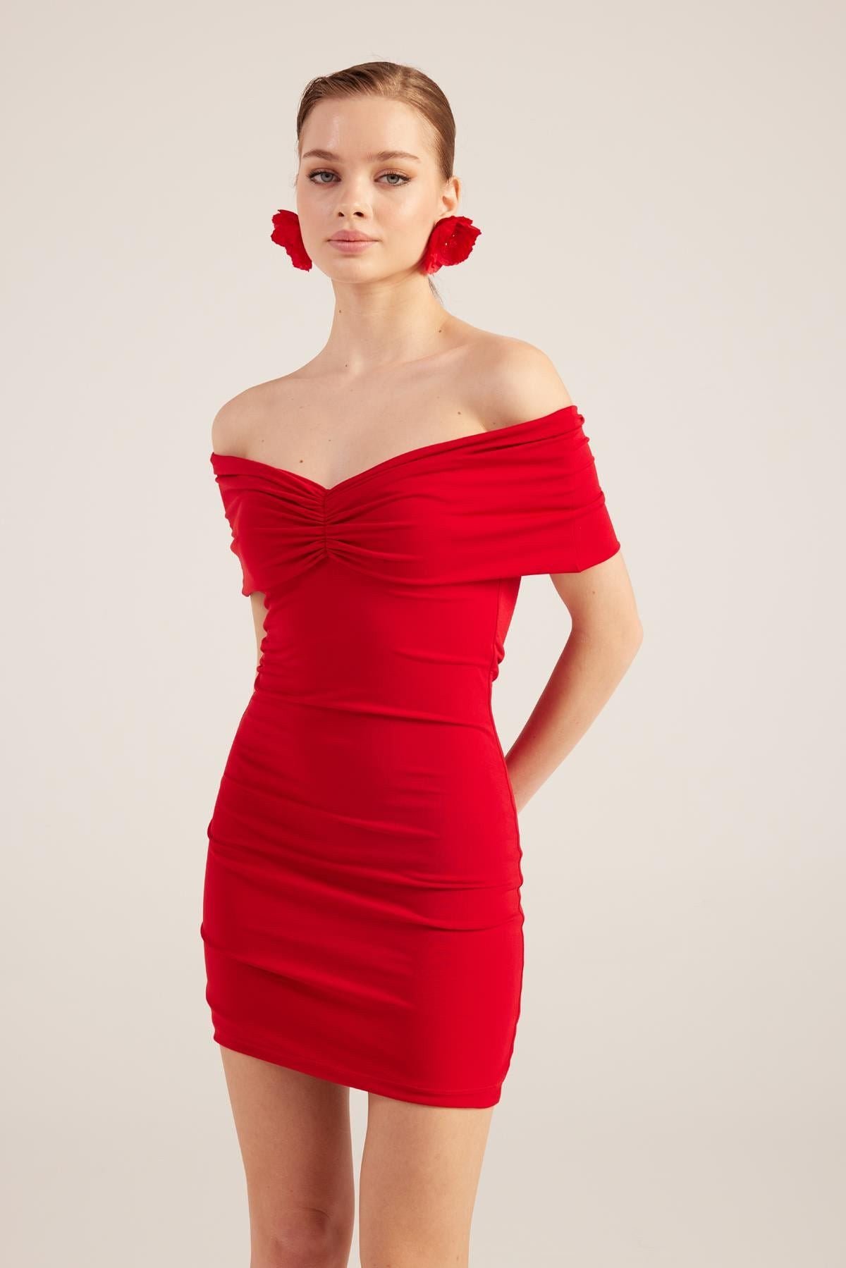 Mini Muse Kleid mit Madonna-Ausschnitt