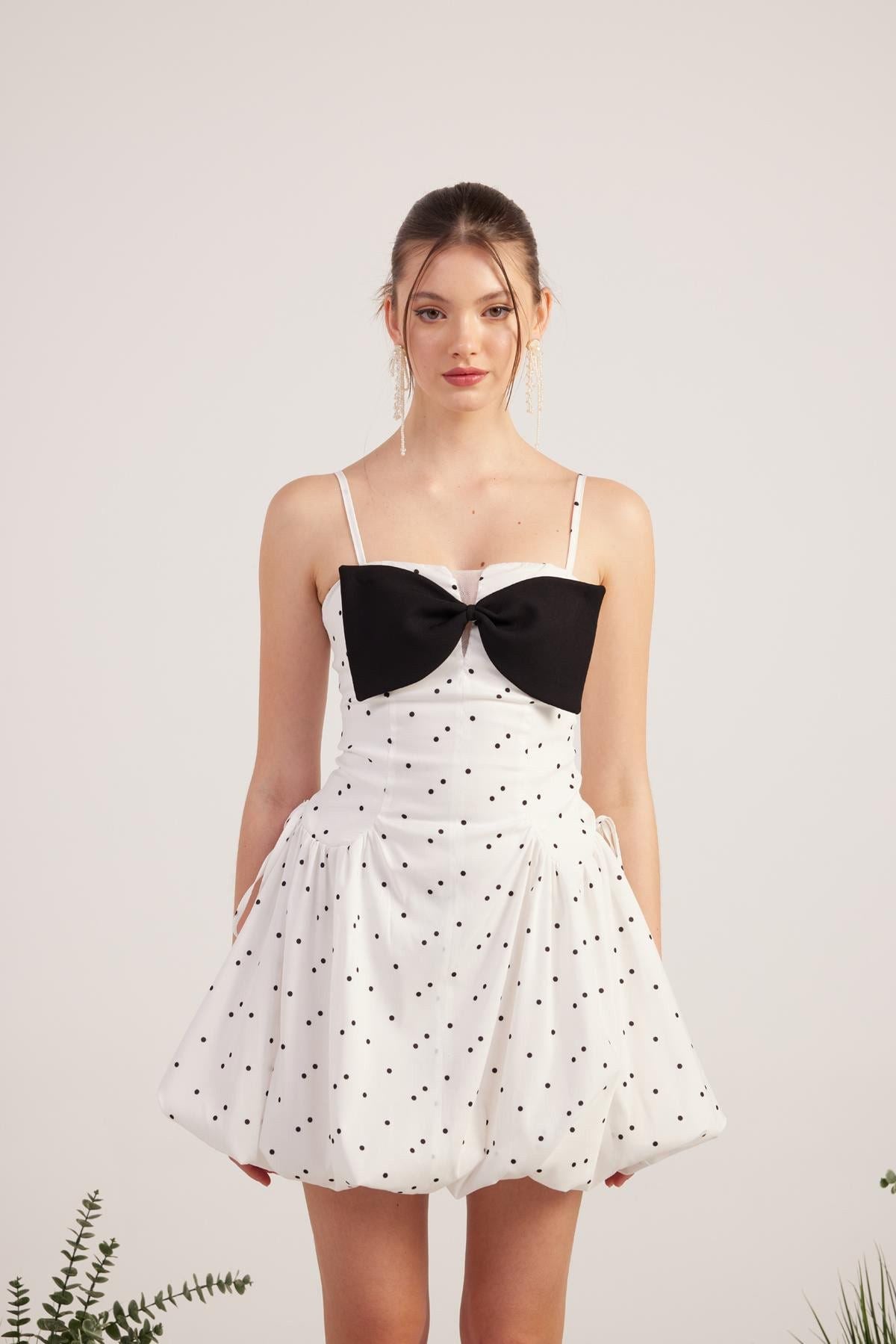 Mini-Kleid mit Punkten und Bändern