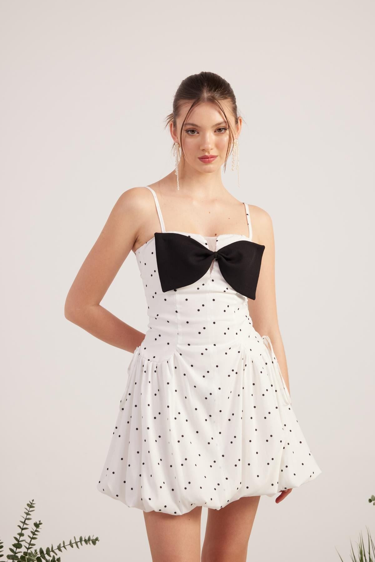 Mini-Kleid mit Punkten und Bändern