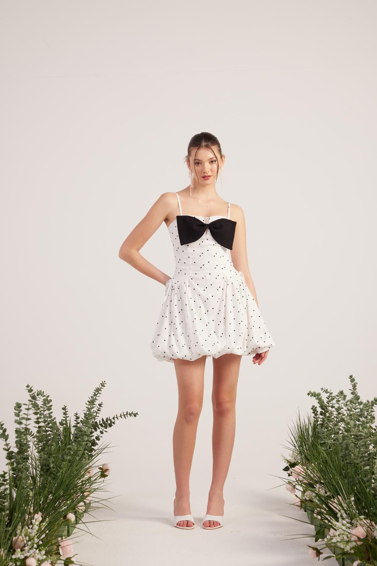 Mini-Kleid mit Punkten und Bändern