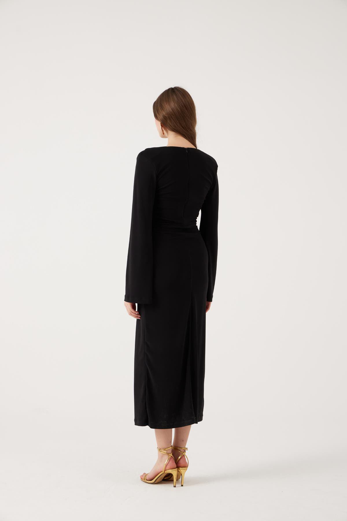 V-Ausschnitt Langkleid mit Accessoire