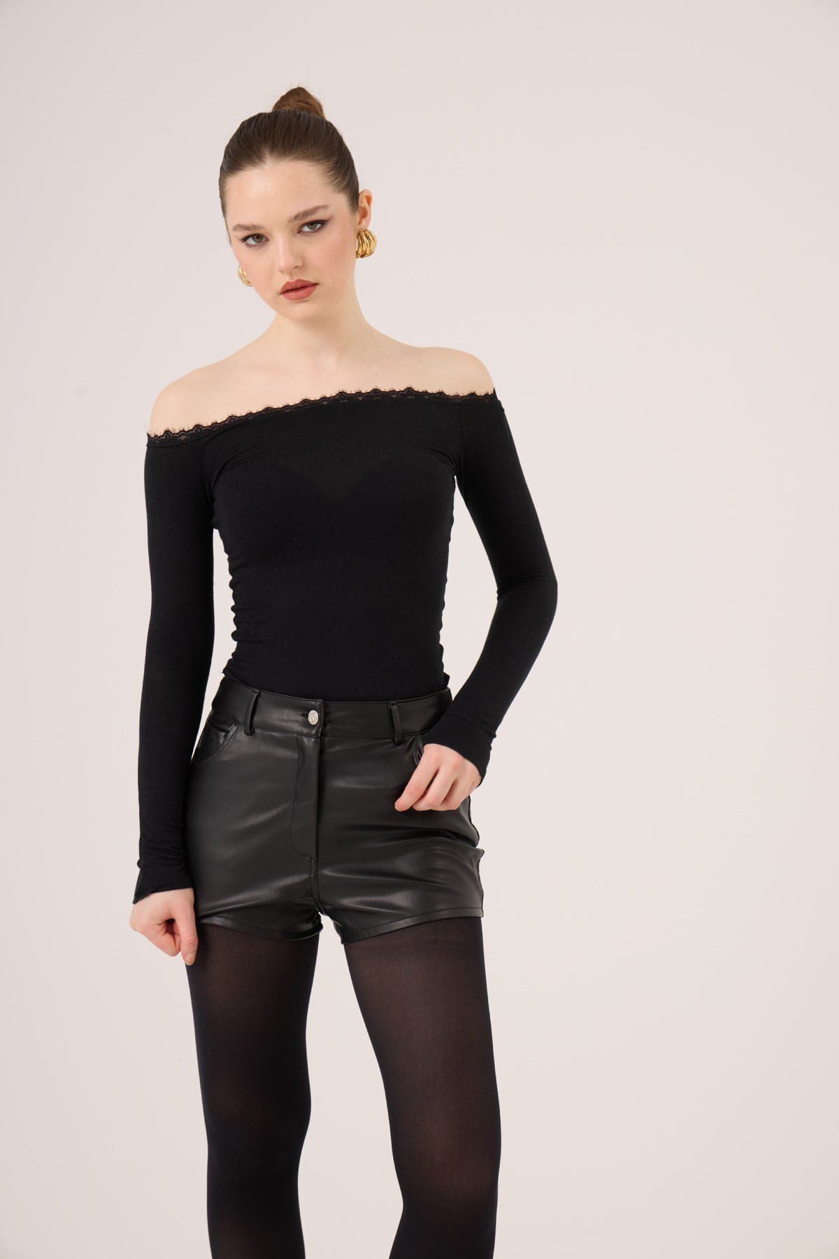Madonna Spitzenhals Cashmere Top