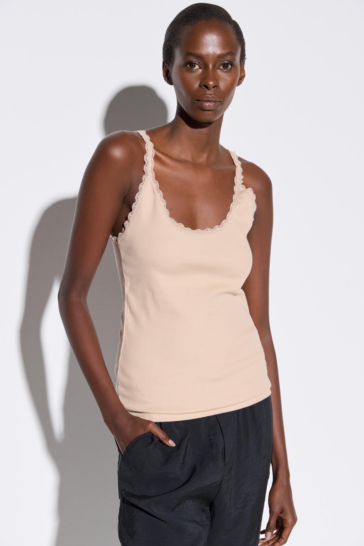 Tanktop mit dünnen Trägern