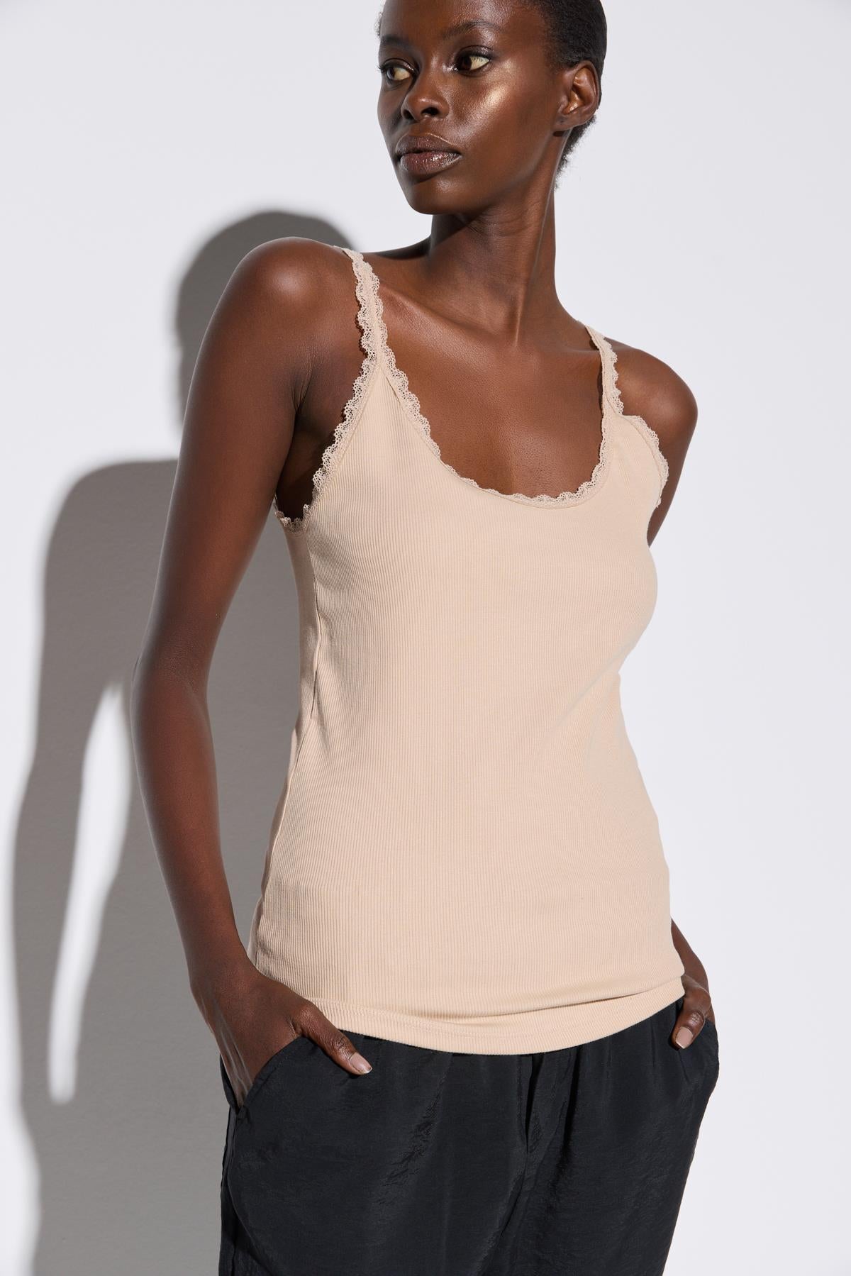 Tanktop mit dünnen Trägern