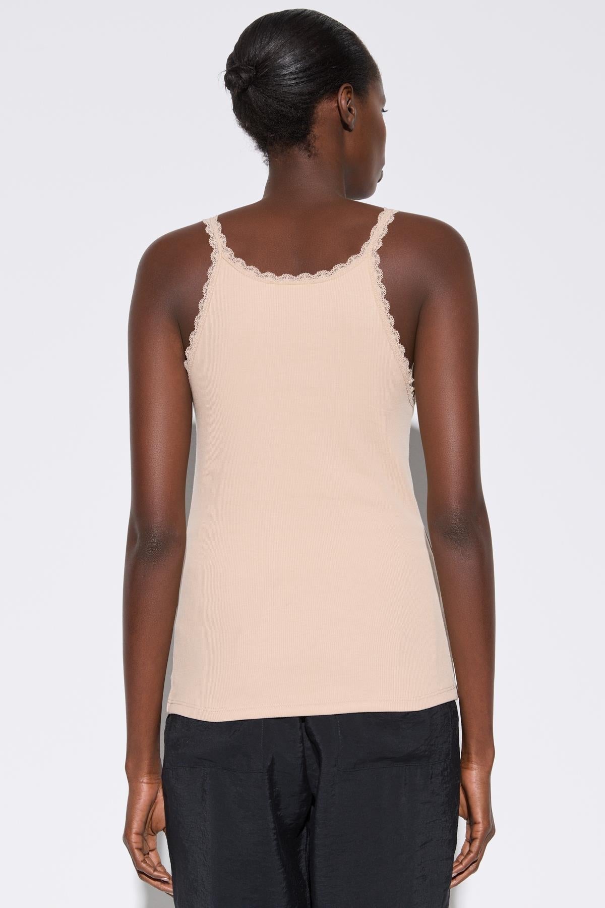 Tanktop mit dünnen Trägern