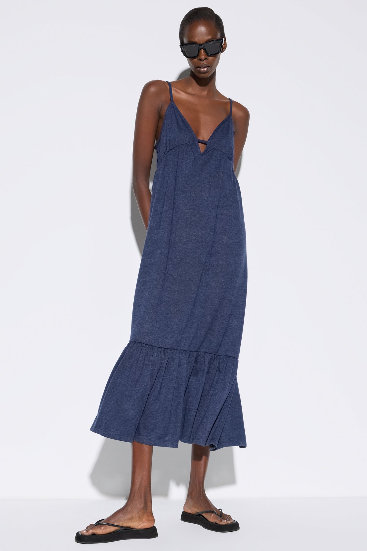 Locker sitzendes Kleid mit dünnen Trägern