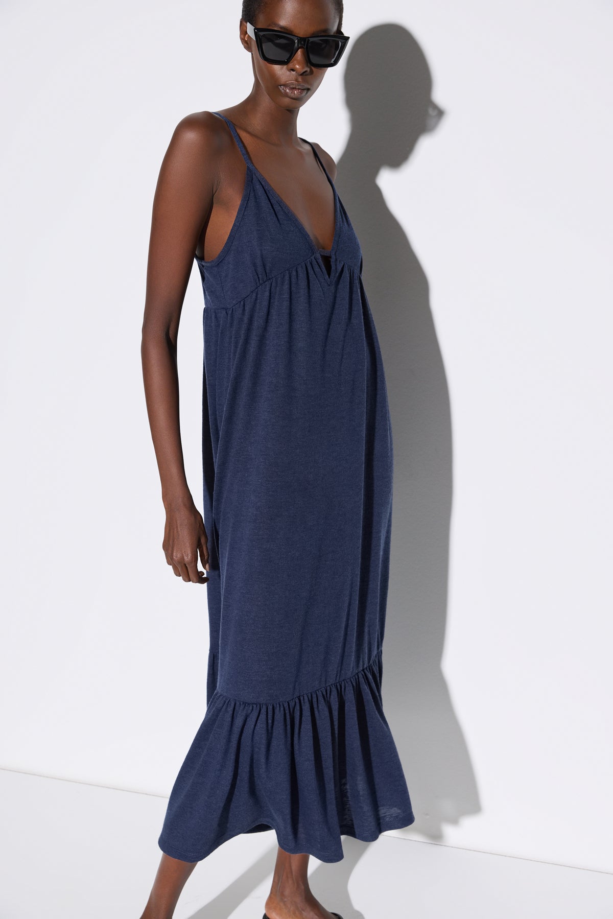 Locker sitzendes Kleid mit dünnen Trägern