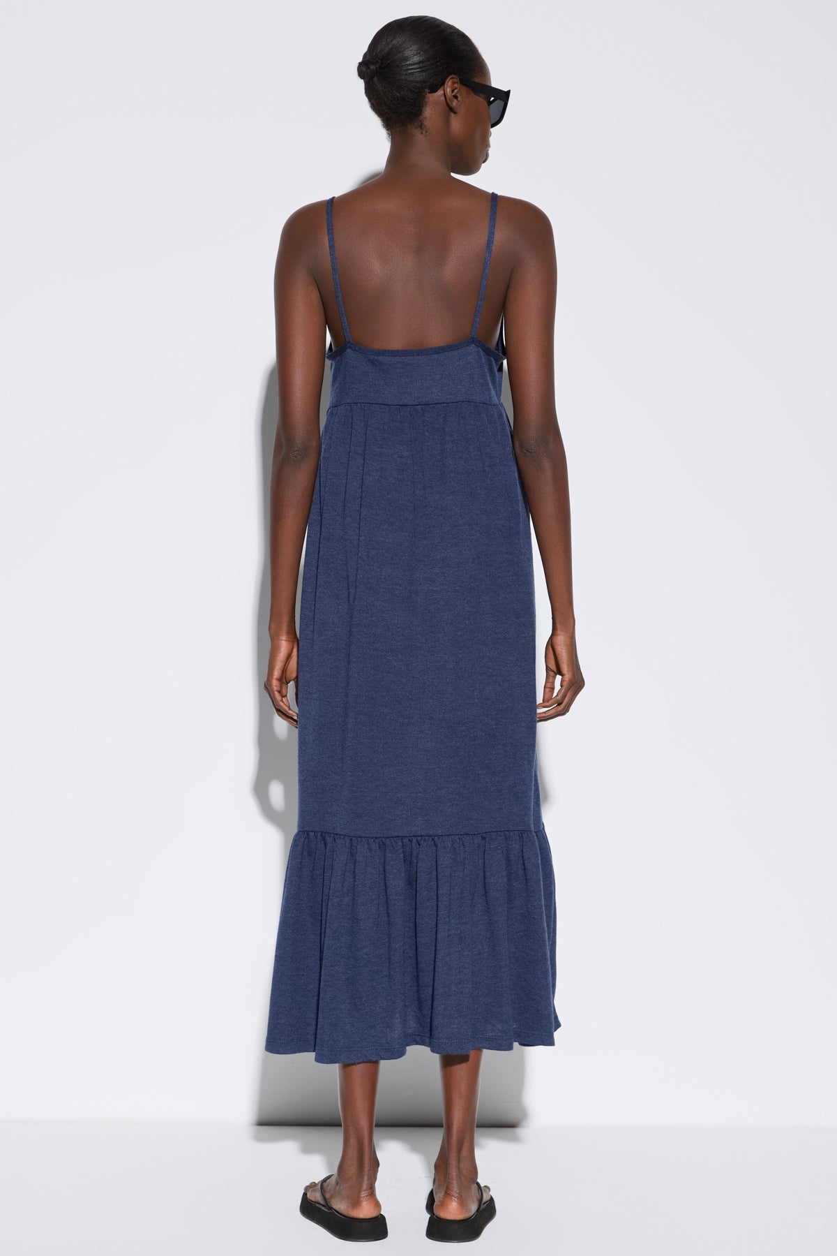 Locker sitzendes Kleid mit dünnen Trägern