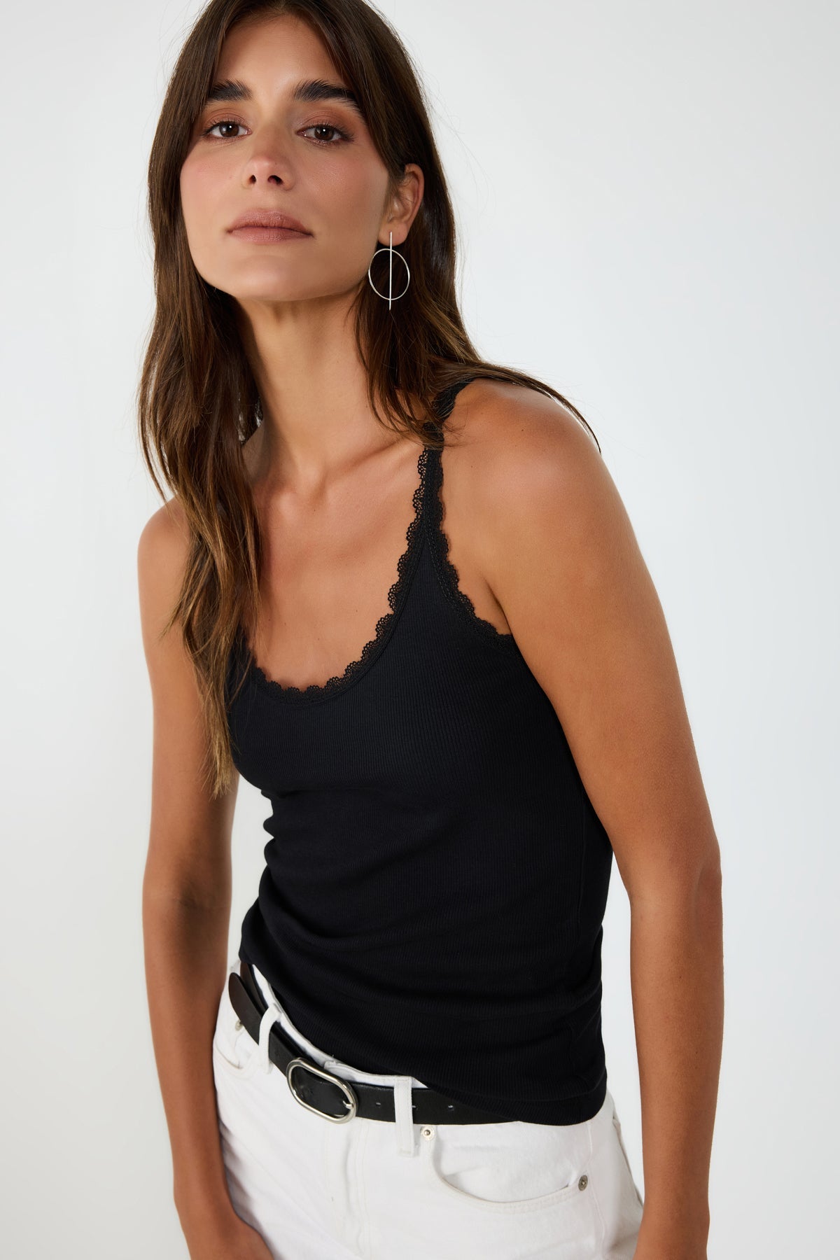 Bluse mit dünnen Trägern und Spitze