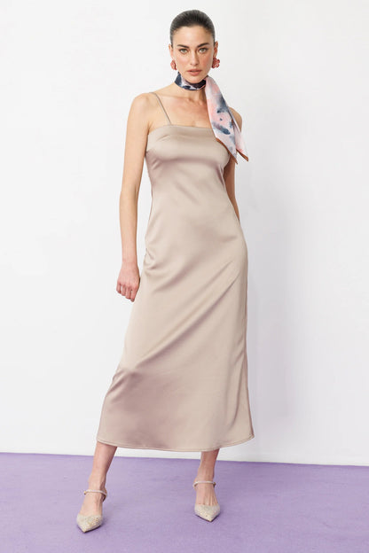 Satin-Midikleid mit dünnen Trägern