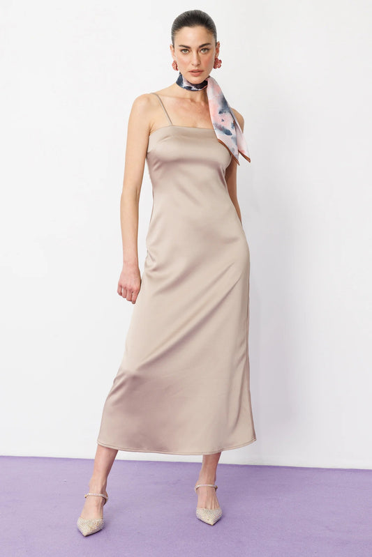 Satin-Midikleid mit dünnen Trägern