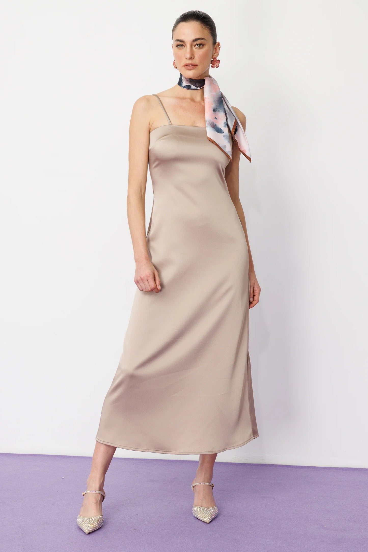 Satin-Midikleid mit dünnen Trägern