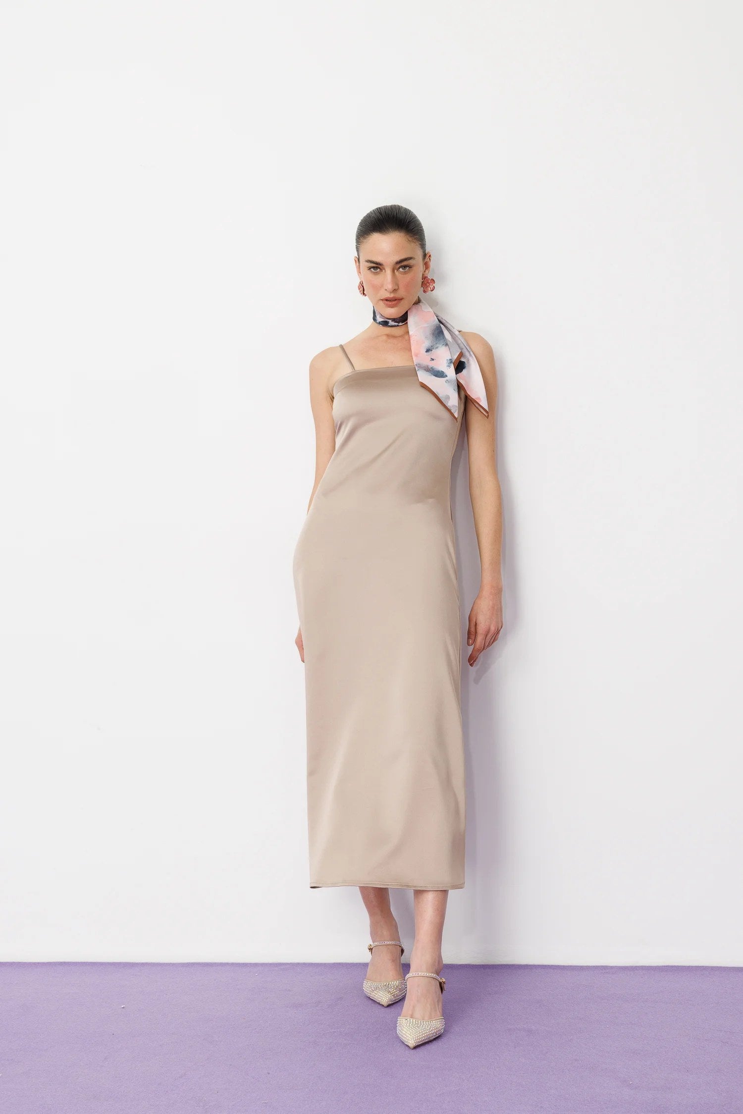 Satin-Midikleid mit dünnen Trägern