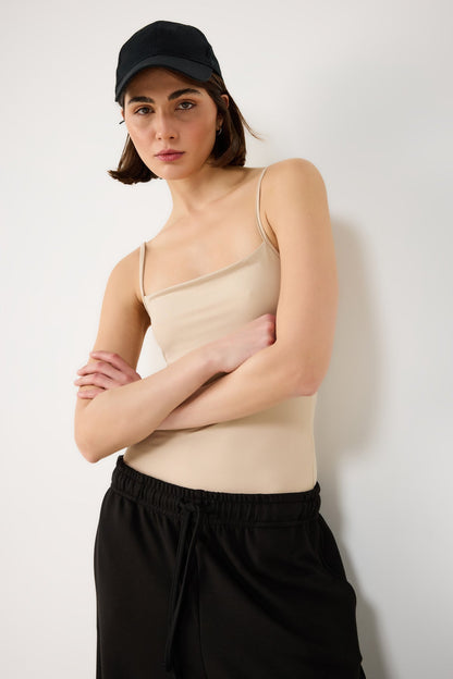 dünn trägerloser Body