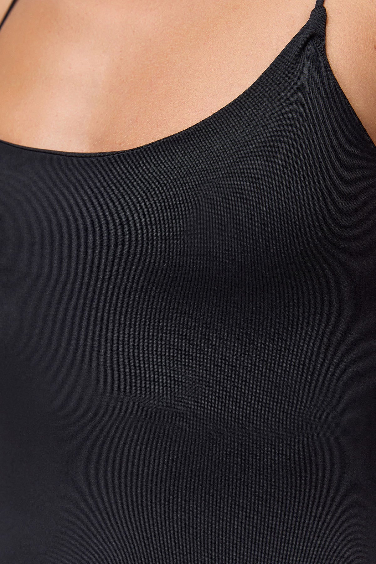 dehnbares Kleid mit dünnen Trägern