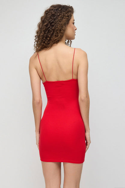 Schmal geschnittenes, figurbetontes Minikleid
