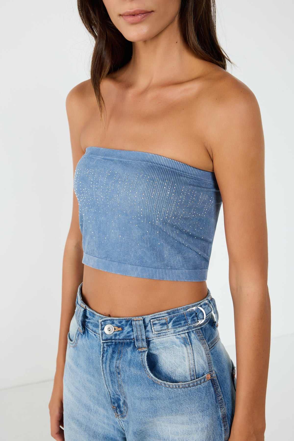 Nahtloses, trägerloses Crop-Top mit Steinverzierungen