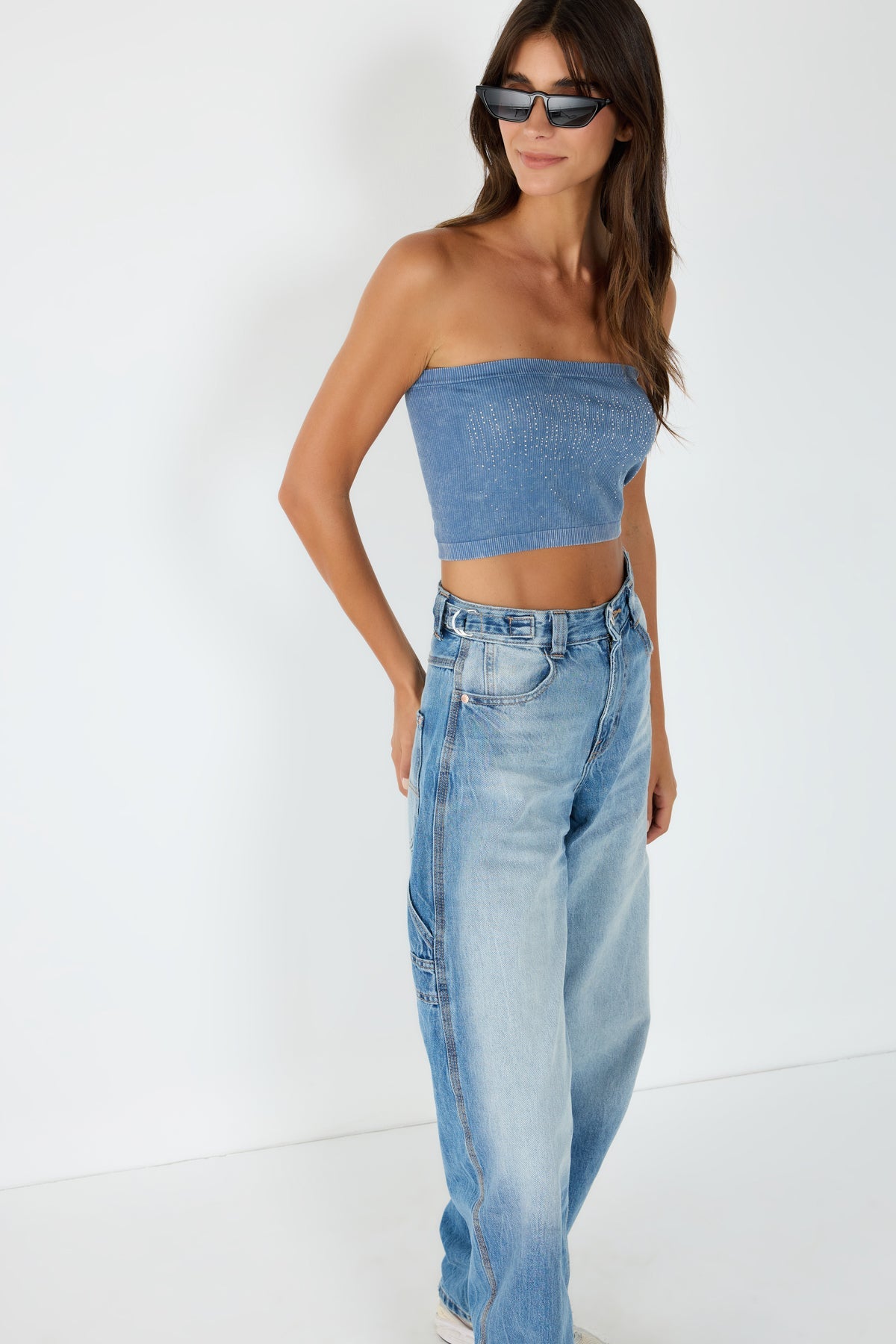 Nahtloses, trägerloses Crop-Top mit Steinverzierungen