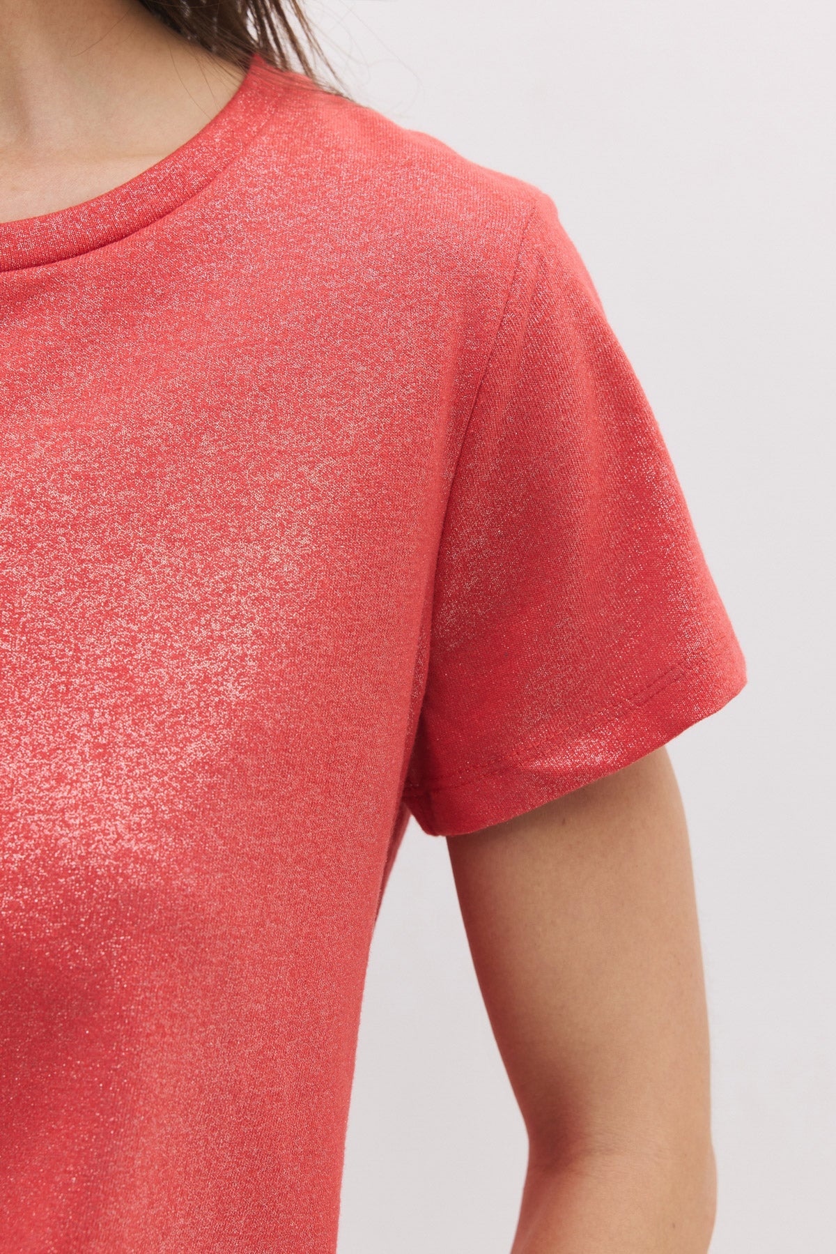 T-Shirt mit Rundhalsausschnitt aus schimmerndem Stoff