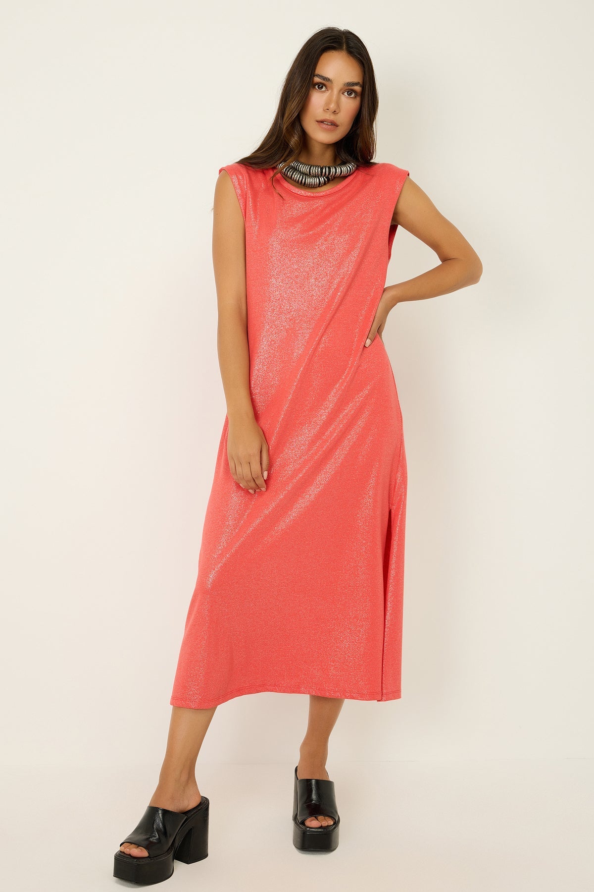 Midikleid aus schimmerndem Stoff
