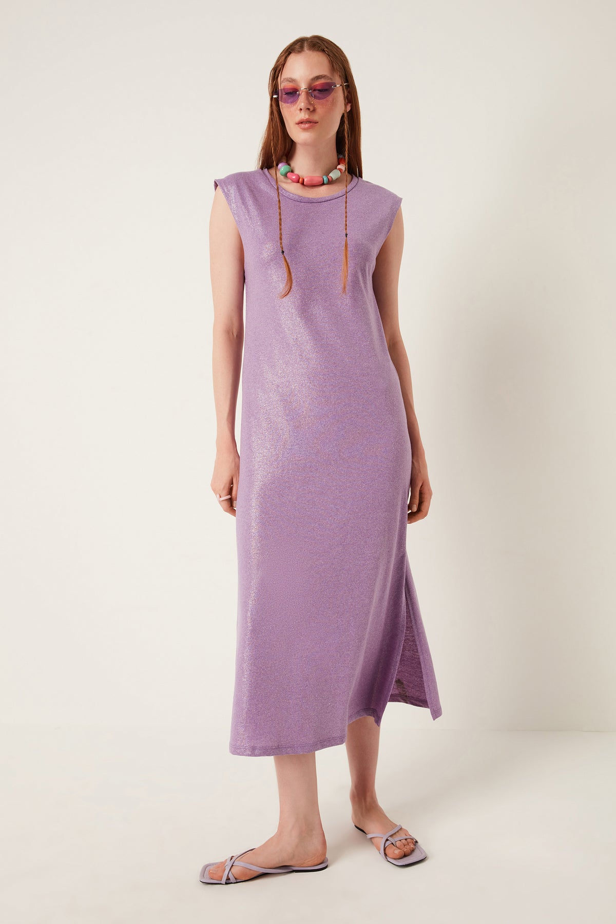 Midikleid aus schimmerndem Stoff