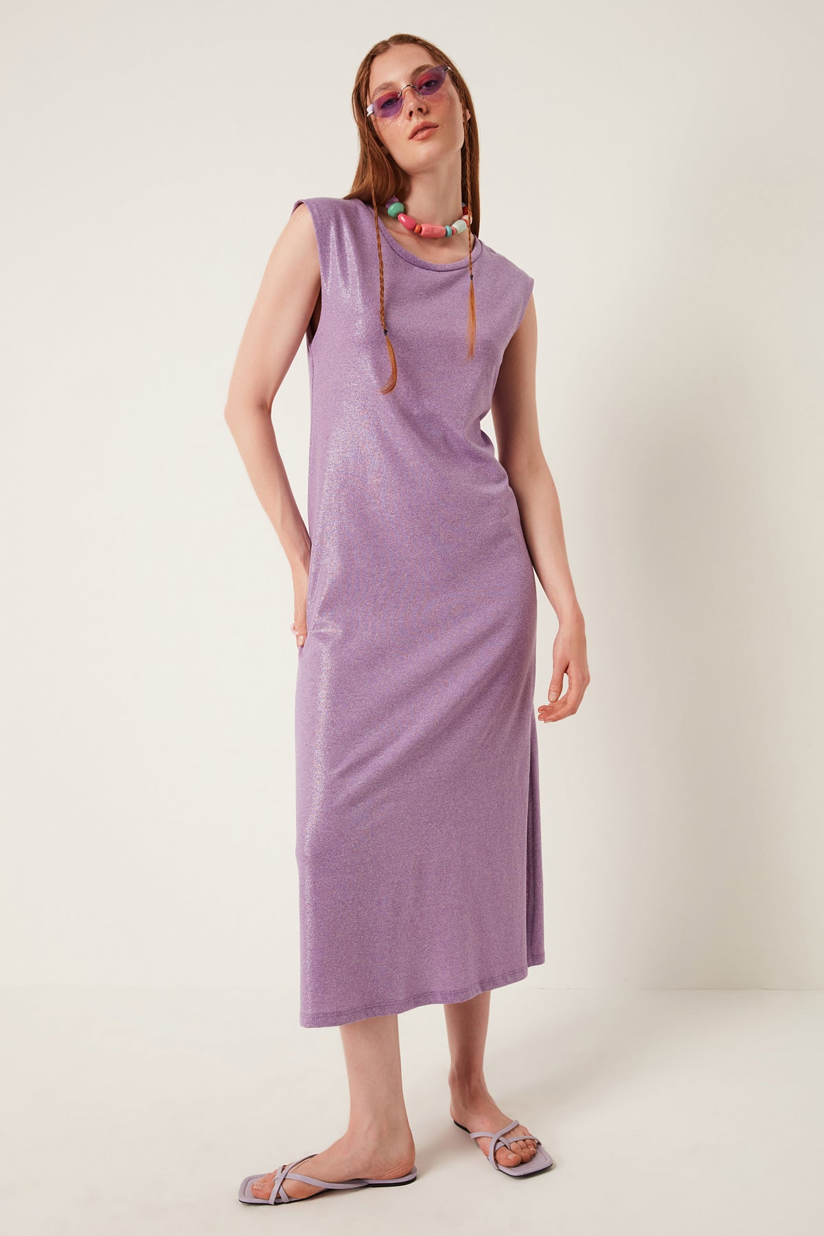 Midikleid aus schimmerndem Stoff