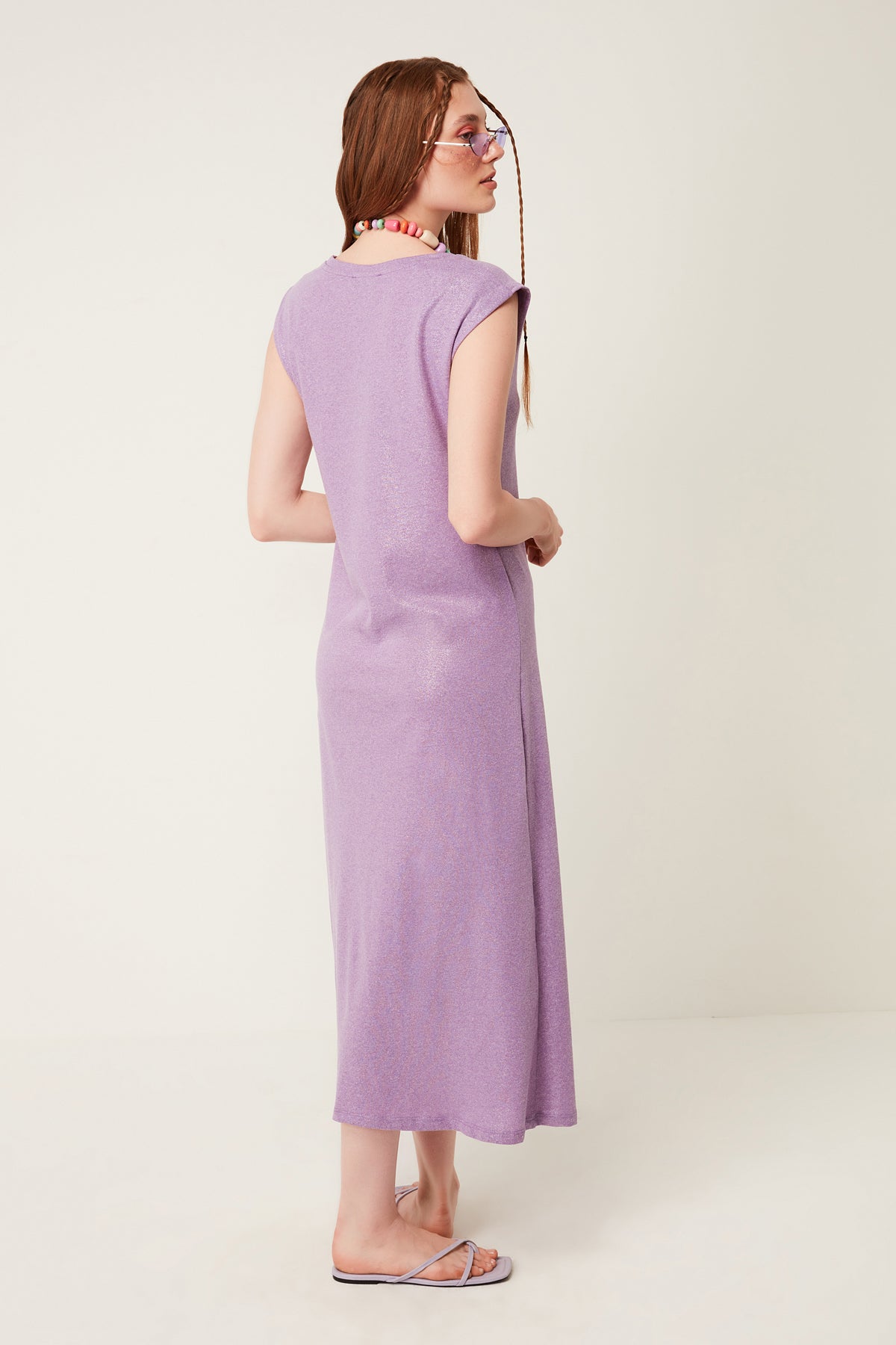 Midikleid aus schimmerndem Stoff