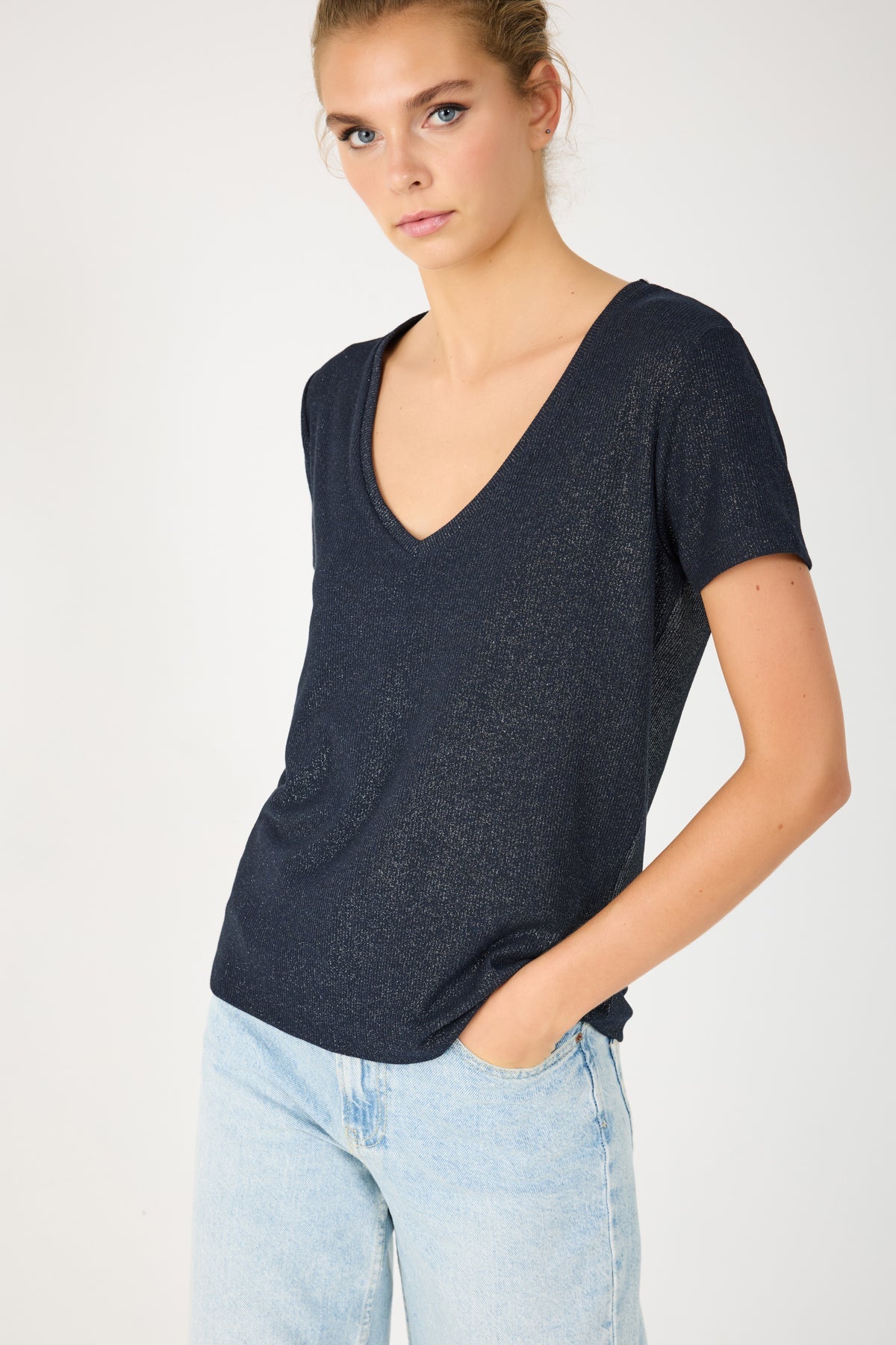 T-Shirt mit V-Ausschnitt aus schimmerndem Stoff