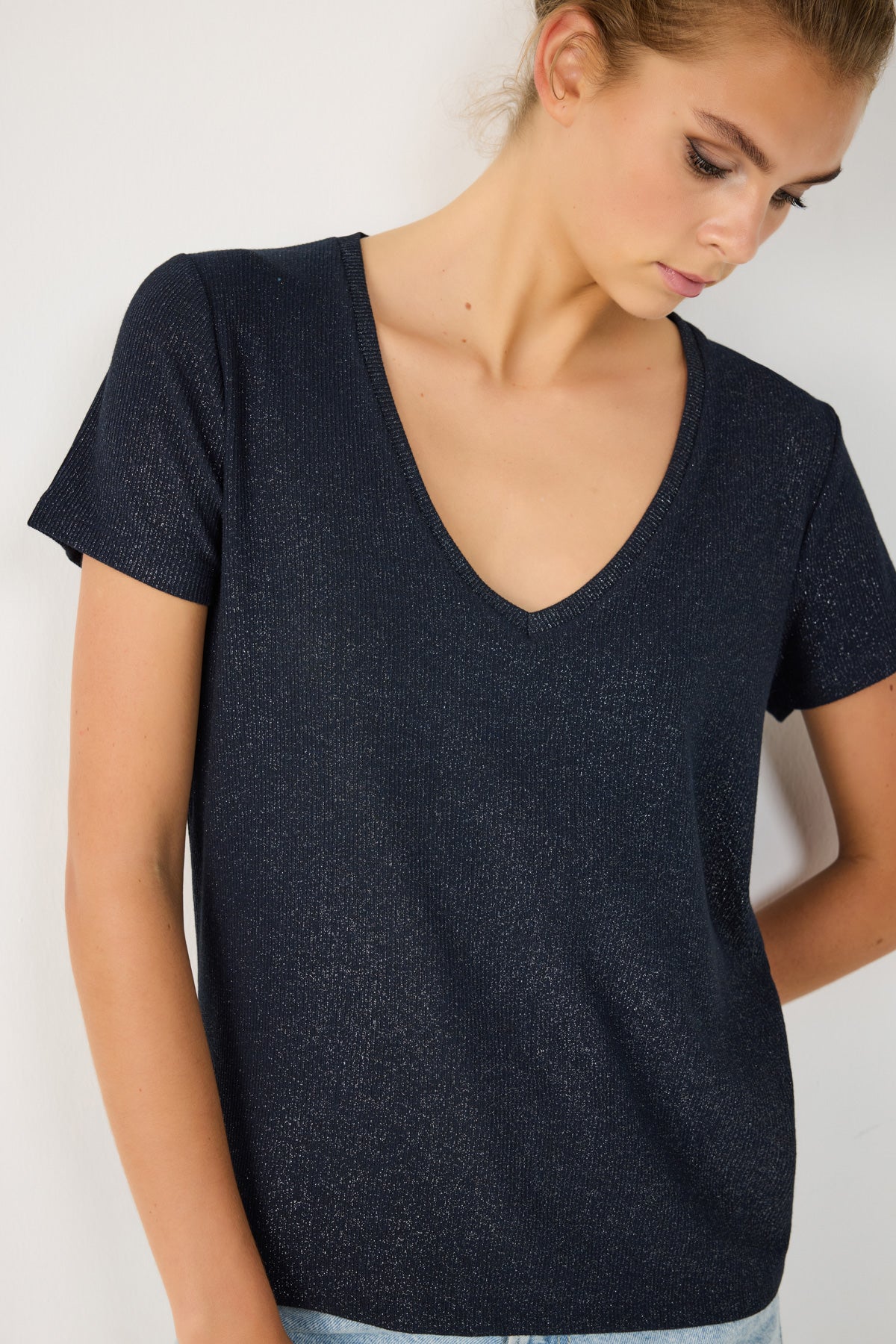 T-Shirt mit V-Ausschnitt aus schimmerndem Stoff