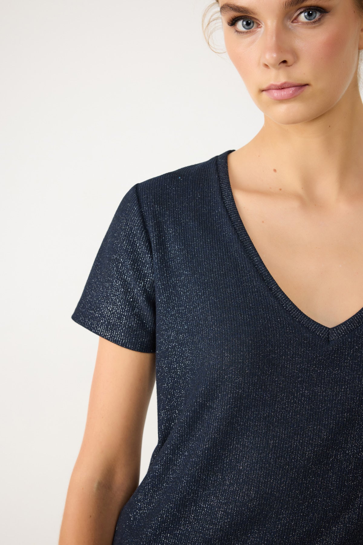 T-Shirt mit V-Ausschnitt aus schimmerndem Stoff