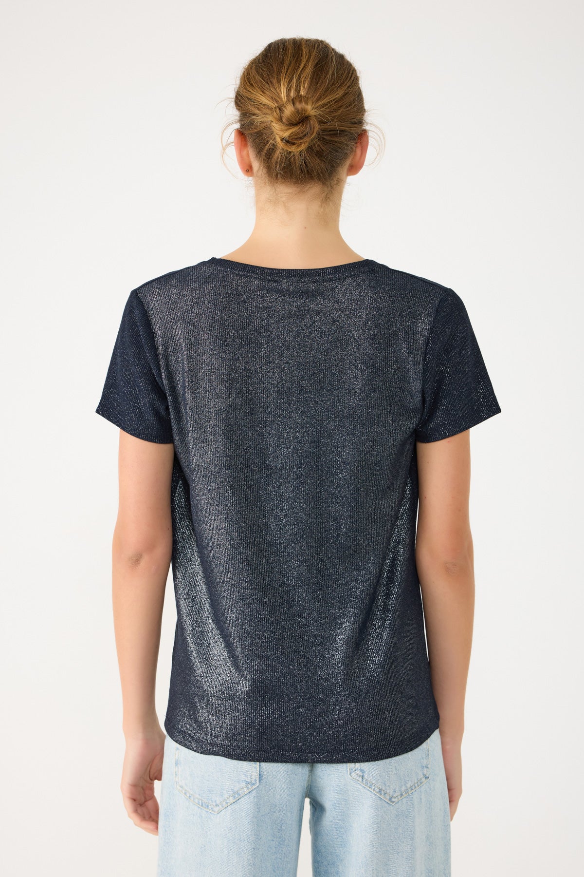T-Shirt mit V-Ausschnitt aus schimmerndem Stoff