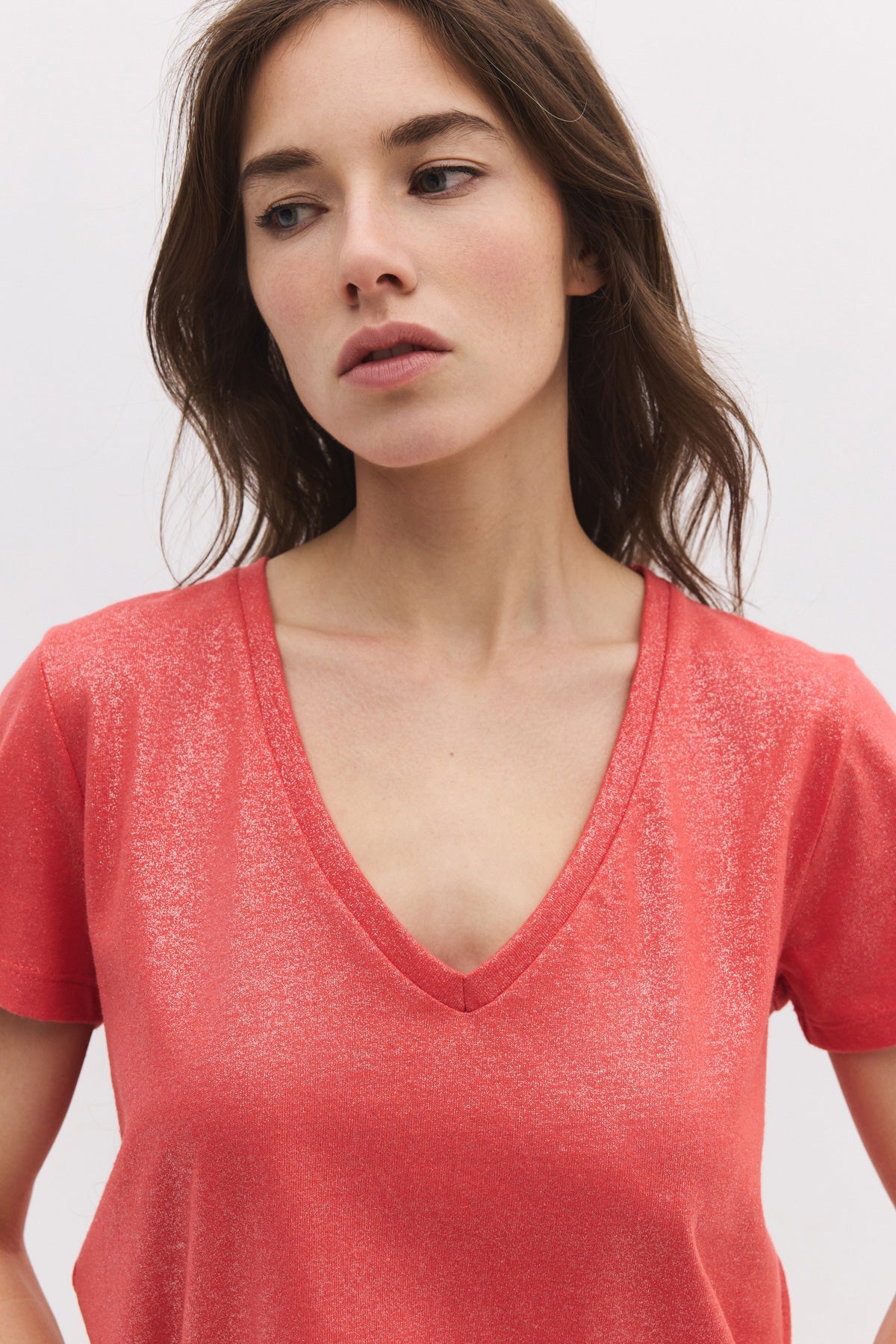 Basic-Kleid mit V-Ausschnitt aus schimmerndem Stoff