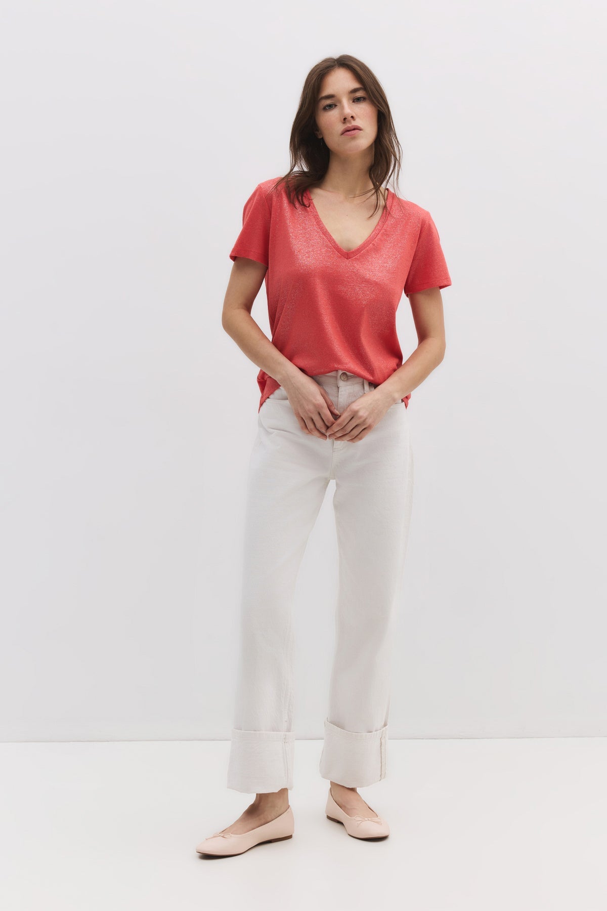 Basic-Kleid mit V-Ausschnitt aus schimmerndem Stoff