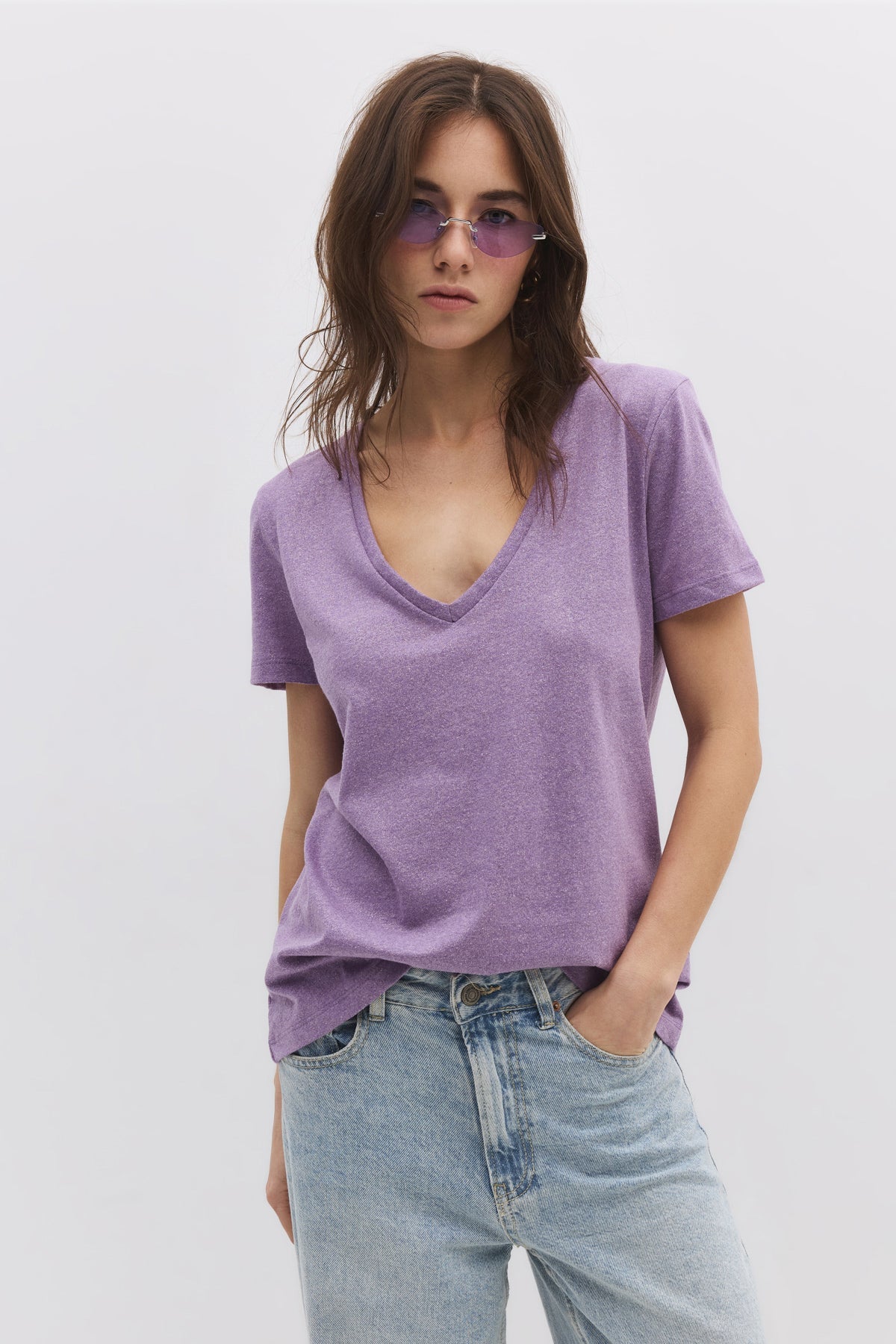 Basic-Kleid mit V-Ausschnitt aus schimmerndem Stoff