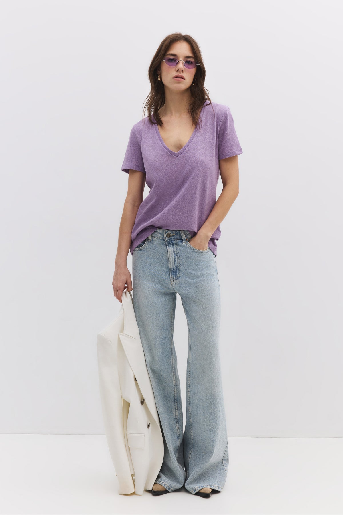Basic-Kleid mit V-Ausschnitt aus schimmerndem Stoff