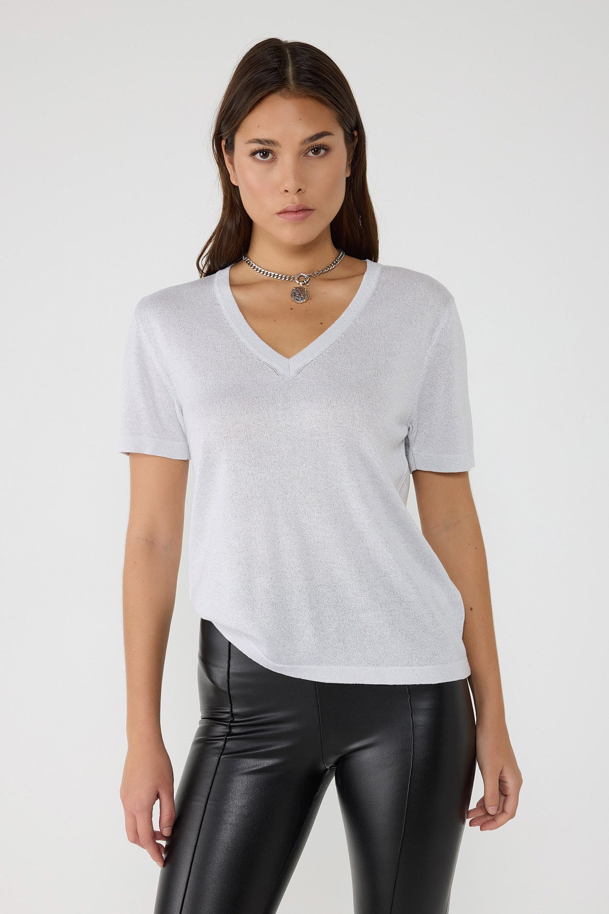 Glitzerndes T-Shirt mit V-Ausschnitt