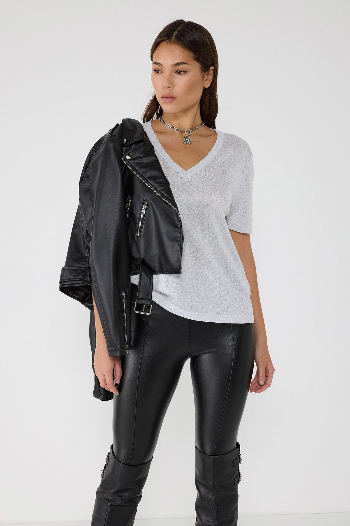 Glitzerndes T-Shirt mit V-Ausschnitt