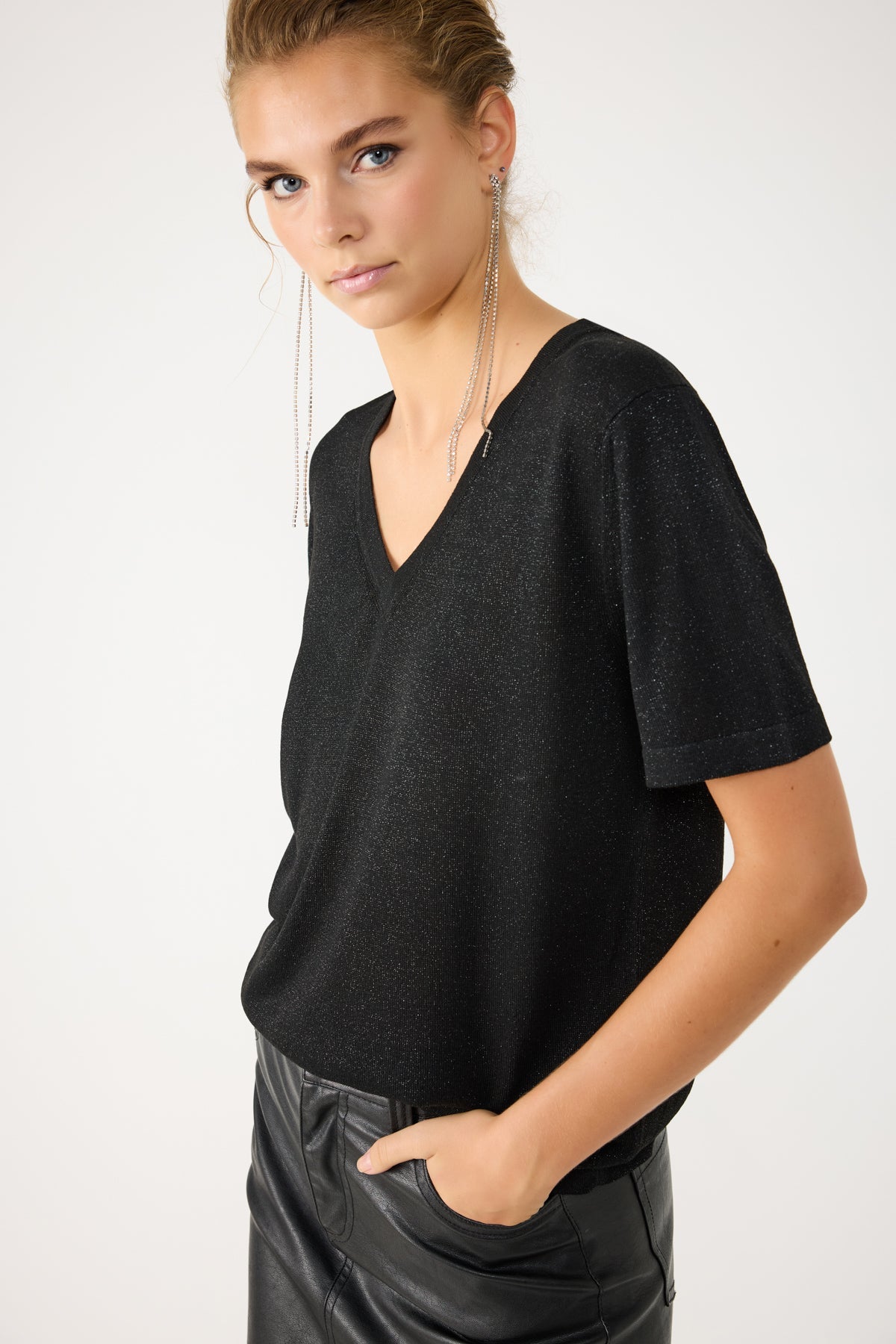 Glitzerndes T-Shirt mit V-Ausschnitt