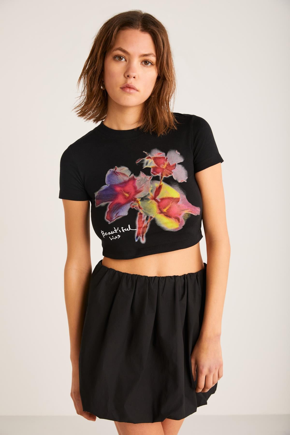 ETHIQUET JESS Damen Blumen Crop T-Shirt Schwarz