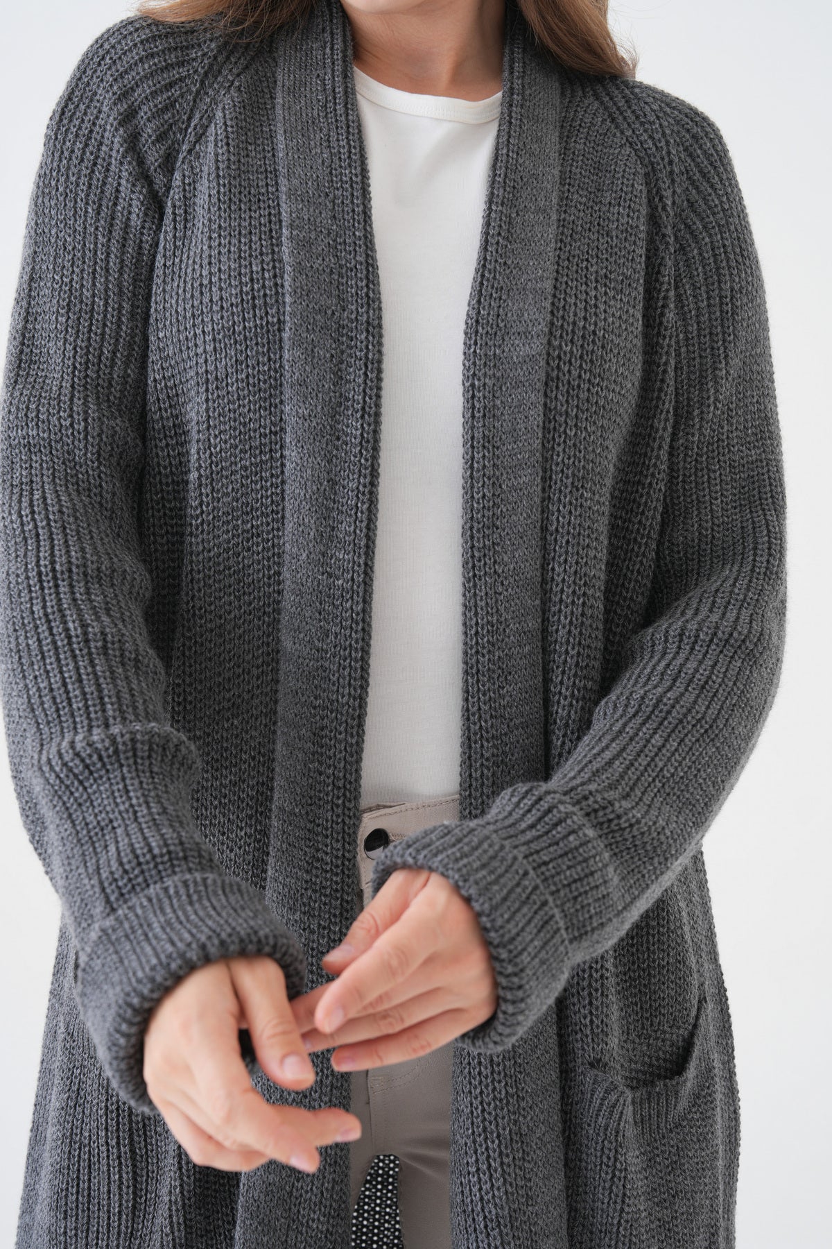 Langer Cardigan mit Schalkragen und doppelten Taschen