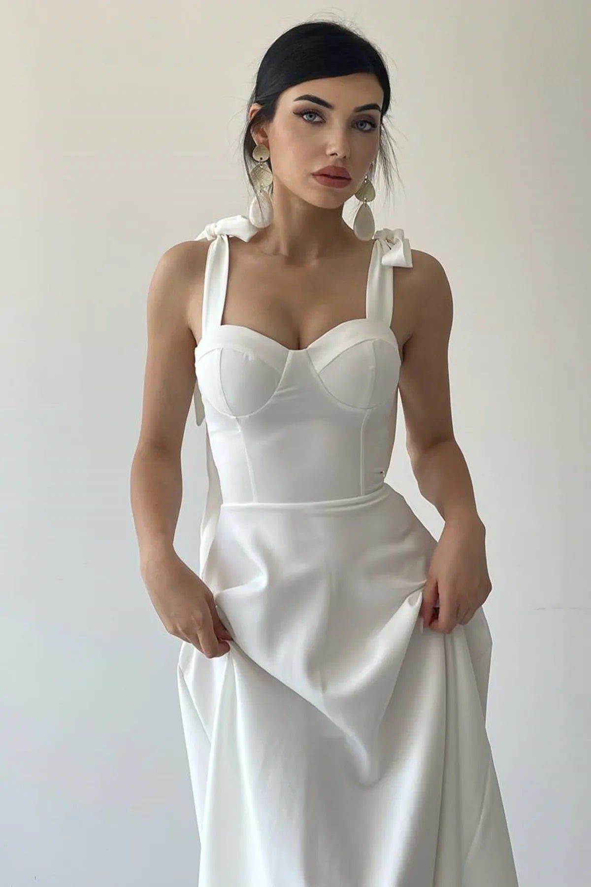 Trägerloses, mittellanges ausgestelltes Kleid