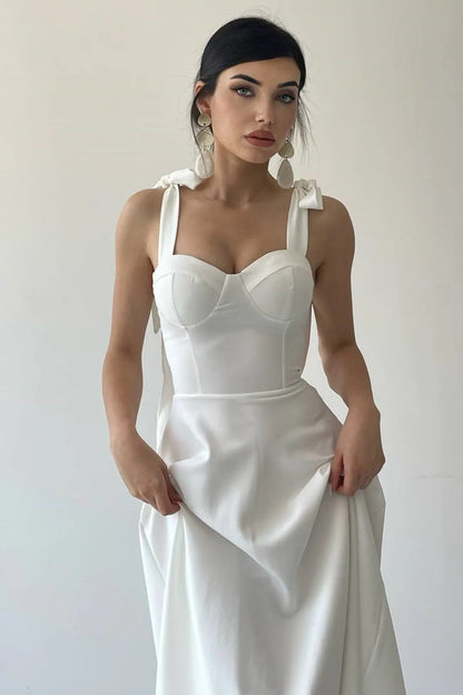 Trägerloses, mittellanges ausgestelltes Kleid