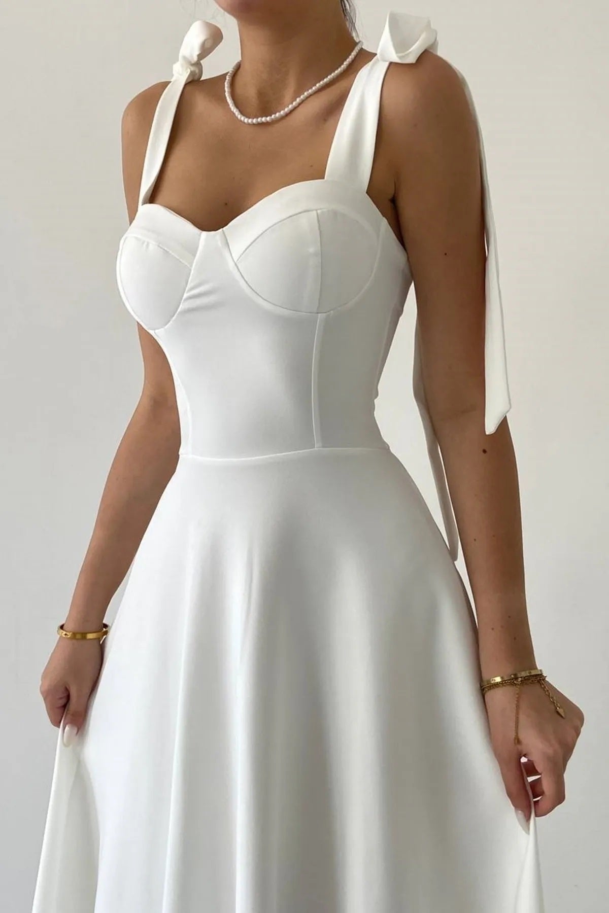 Trägerloses, mittellanges ausgestelltes Kleid