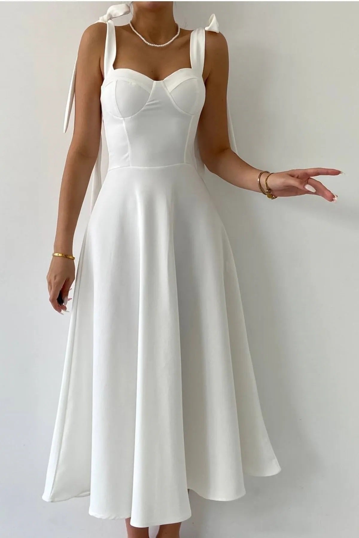 Trägerloses, mittellanges ausgestelltes Kleid