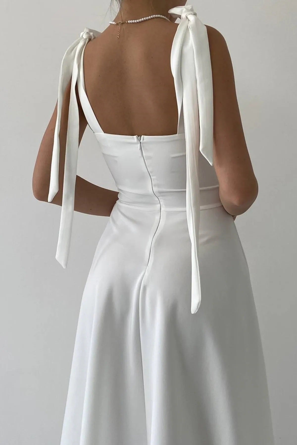 Trägerloses, mittellanges ausgestelltes Kleid